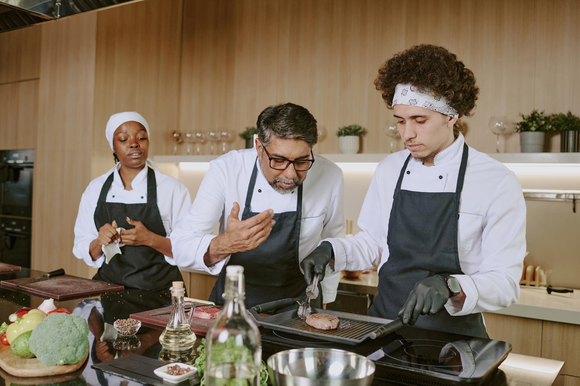 Team bereitet Catering vor